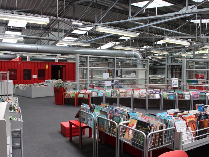 Vue de la Mezzanine : fonds BD et contes puis au fond l'espace des petits