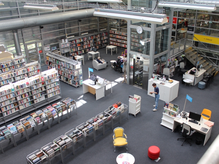 Espace central de la médiathèque un jour d'ouverture au public (Patio).
