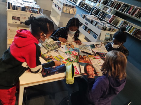 Enfants regardant des revues
