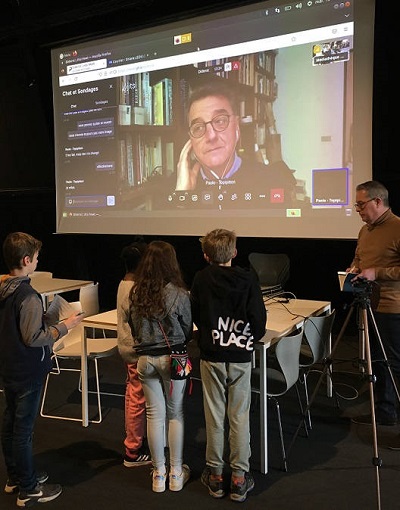 Photographie d'enfants interviewant un éditeur