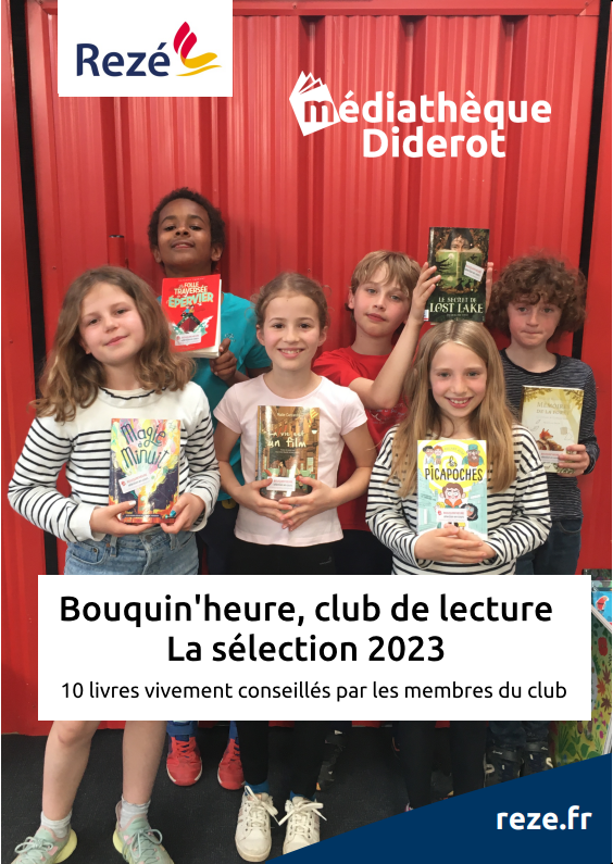 Enfants présentant un livre