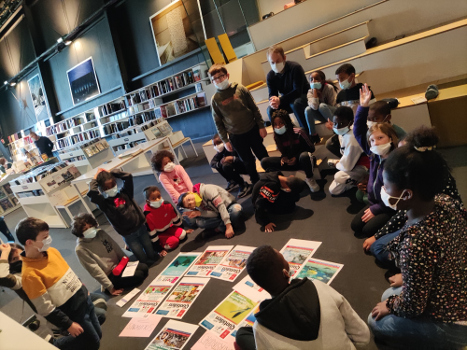 Enfants prenant des notes