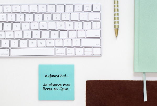Un clavier, un crayon, un carnet et un post-it avec 